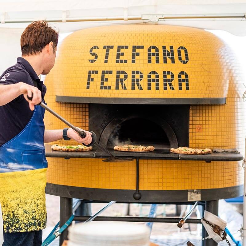 イエロータイルのピザ窯